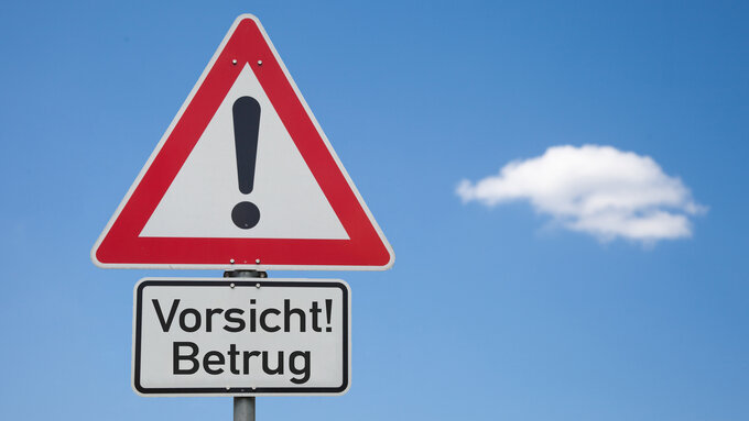 Verkehrszeichen mit Aufschrift Vorsicht! Betrug
