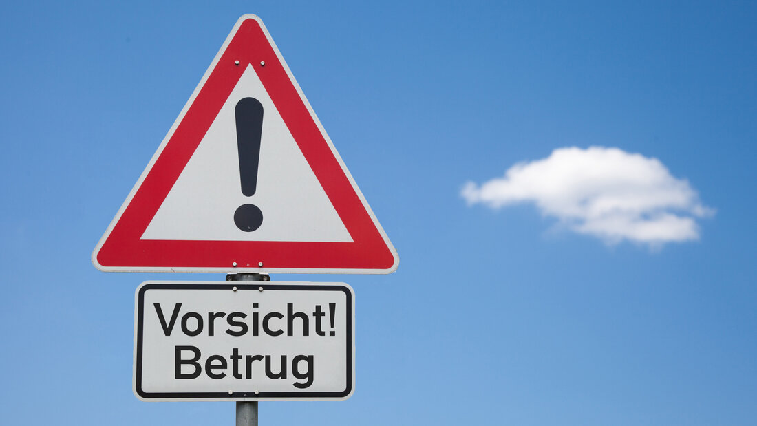 Verkehrszeichen mit Aufschrift Vorsicht! Betrug