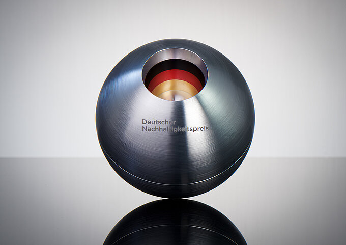 Pressefoto_Deutscher_Nachhaltigkeitspreis_Preisstatuette_Fotocredit_Frank_Fendler_2021.jpg Pressefoto_Deutscher_Nachhaltigkeitspreis_Preisstatuette_Fotocredit_Frank_Fendler_2021.jpg