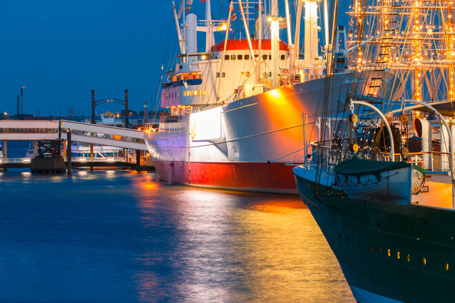 Cap San Diego am Abend AdobeStock_169856305_fws.jpg