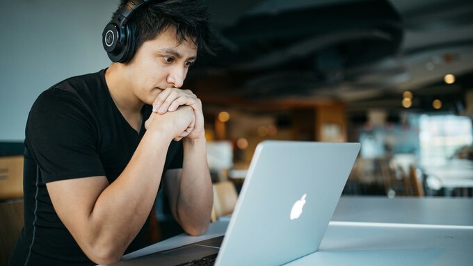 Person_vor_Laptop_unsplash.com_wes-hicks.jpg
