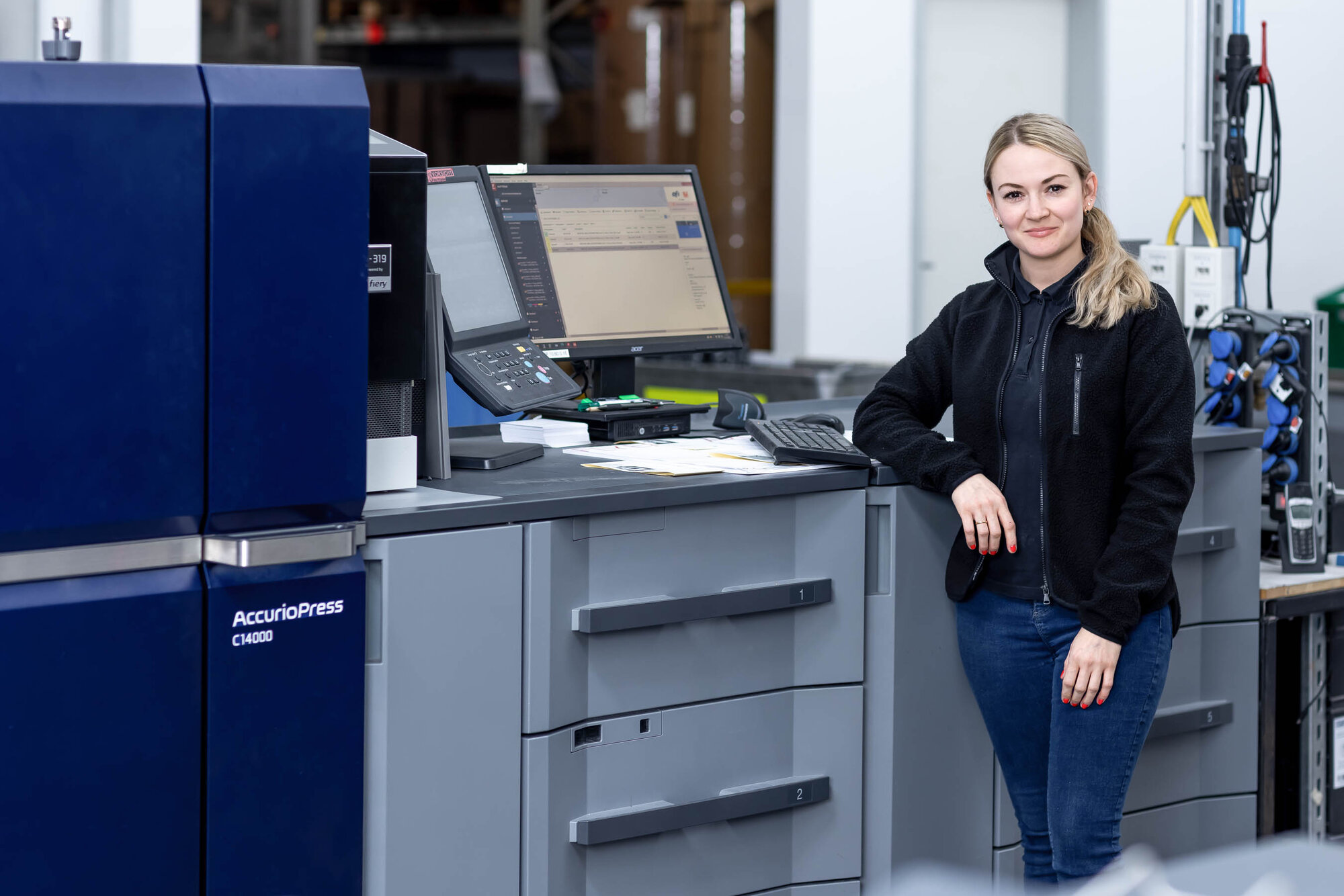 Digitaldruck-Maschine-Person-002.jpg Digitaldruck-Maschine-Person-002.jpg