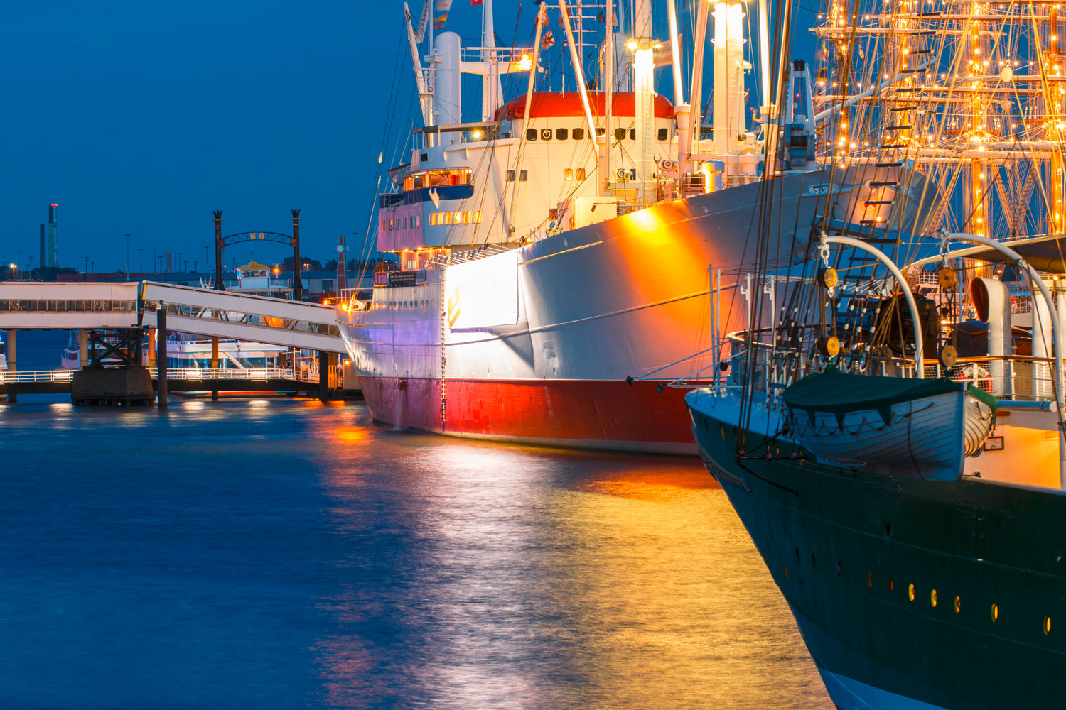 Cap San Diego am Abend AdobeStock_169856305_fws.jpg